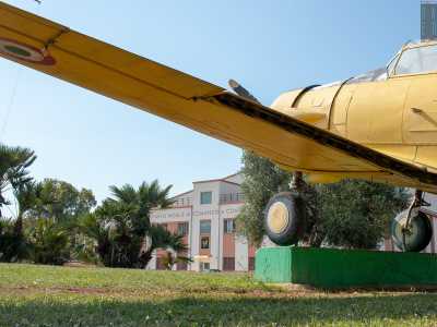 ...di fronte al quale fa bella mostra di s� un aereo da addestramento...